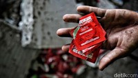 Bekas pembungkus kondom ditemukan di area penggusuran.