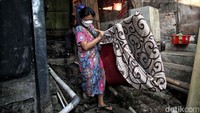 Warga membawa ke luar barang rumah tangga sebelum digusur. Perlu diketahui kawasan Gunung Antang adalah tempat prostitusi.
