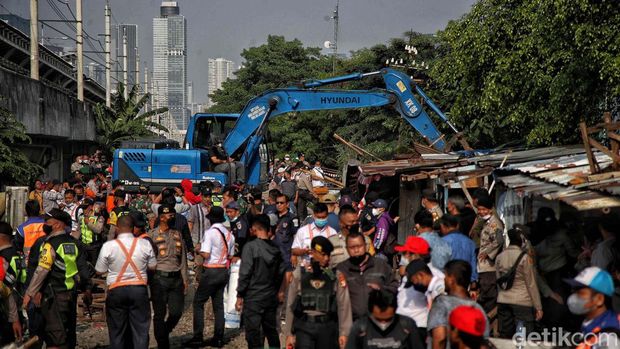 PT KAI melakukan penertiban lokalisasi Gunung Antang, Jakarta Timur, Selasa (30/8). Warung remang-remang dan lokalisasi yang dibongkar ini berdiri sejak 1976 silam.