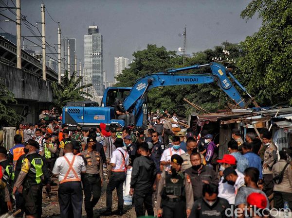 Ratusan Bangunan Liar di Gunung Antang Jaktim Diratakan, Ini Momennya