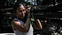 Salah satu warga membawa perkasas yang bisa diselamatkan. Warung remang-remang dan lokalisasi Gunung Antang berdiri sejak 1976.