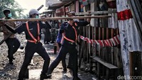 Penggusuran itu bertujuan untuk membersihkan jalur kereta api dari bangunan liar.