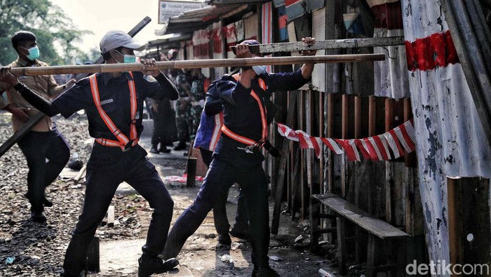 Lokalisasi Gunung Antang Riwayatmu Kini PT KAI melakukan penertiban lokalisasi Gunung Antang, Jakarta Timur, Selasa (30/8). Warung remang-remang dan lokalisasi yang dibongkar ini berdiri sejak 1976 silam.