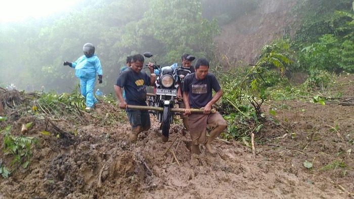 Longsor sempat menyebabkan macet 1,5 kilometer di Tabulahan, Mamasa, Sulawesi Barat.