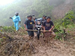 Hujan Deras Sebabkan Longsor di Mamasa, Sempat Picu Kemacetan 1,5 Km