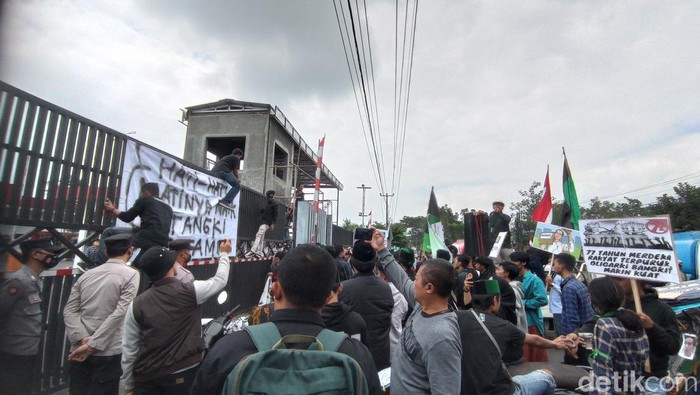 Mahasiswa Tasikmalaya demo tolak kenaikan BBM