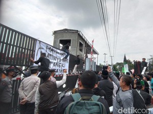 Demo di Depan Kantor Pertamina, Mahasiswa di Tasik Tolak Kenaikan BBM