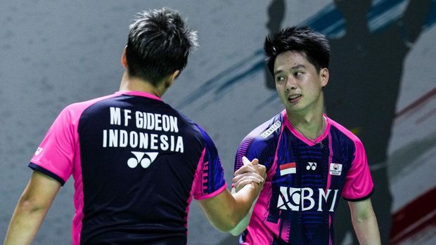 JAKARTA, INDONESIA - JUNE 10: Marcus Fernaldi Gideon (L) and Kevin Sanjaya Sukamuljo of Indonesia celebrate the victory in the Men's Doubles quarter finals match against Goh Sze Fei and Nur Izzuddin of Malaysia on day four of the Daihatsu Indonesia Masters at Istora Senayan on June 10, 2022 in Jakarta, Indonesia. (Photo by Shi Tang/Getty Images)
