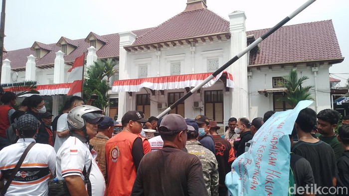 Massa berunjuk rasa di depan PN Medan.