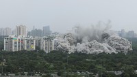 Menara Kembar Supertech runtuh setelah pembongkaran terkontrol setelah Mahkamah Agung menemukan mereka melanggar norma bangunan, di Noida, India, 28 Agustus 2022.