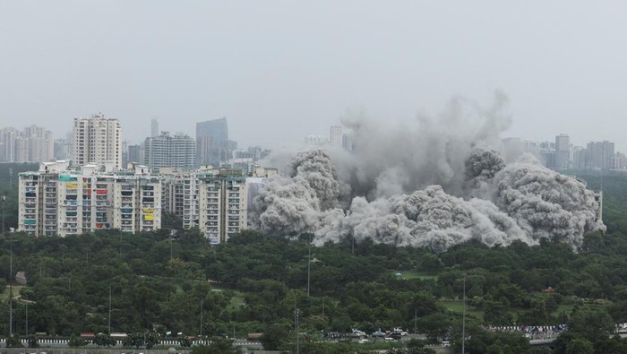 Melihat Lagi, Gedung Pencakar Langit Ilegal di India Hancur Dibom Dua gedung pencakar langit di India dihancurkan dengan bom gara-gara langgar aturan. Ini dia foto-fotonya.