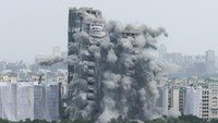 Menara Kembar Supertech runtuh setelah penghancuran terkendali di Noida. Pihak berwenang India menghancurkan dua gedung pencakar langit yang dibangun secara ilegal di tumpukan puing-puing debu di dekat ibu kota New Delhi, meratakan bangunan tertinggi yang pernah dirobohkan di negara itu dalam waktu kurang dari 10 detik.