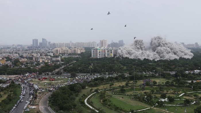 Melihat Lagi, Gedung Pencakar Langit Ilegal di India Hancur Dibom Dua gedung pencakar langit di India dihancurkan dengan bom gara-gara langgar aturan. Ini dia foto-fotonya.