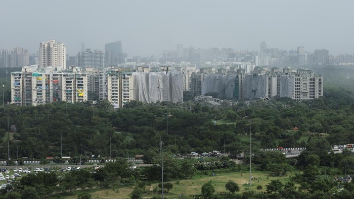 Dua gedung pencakar langit di India dihancurkan dengan bom gara-gara langgar aturan. Ini dia foto-fotonya.