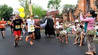 Begitu bendera bercorak papan catur dikibarkan, peserta langsung berlari penuh semangat demi total hadiah sebesar Rp2,7 miliar untuk 118 pemenang termasuk pemecah rekor. Suasana kian semarak ketika rentetan kembang api mengiringi kepergian para pelari. Kegiatan flag-off ini berlangsung secara bertahap. Paling awal untuk kategori Marathon (42,195 km) pada pukul 04.30 WITA. Kemudian  kategori Half Marathon (21,0975 km) pada pukul 05.15 WITA dan kategori 10K pada pukul 06.00 WITA. Sedangkan kategori Wheelchair pada pukul 06.10 WITA.