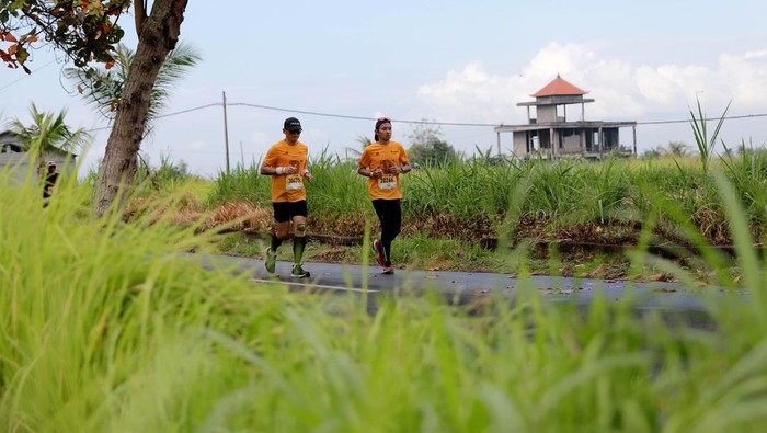 Sekitar 10 ribu pelari memenuhi Safari Bali, Kabupaten Gianyar, untuk mengikuti Maybank Marathon 2022. Mereka bersiap di belakang garis start sebelum matahari muncul.