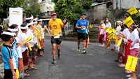 Para peserta berlari menyusuri Jalan Prof. Dr. Ida Bagus Mantra kemudian berbelok ke jalan kecamatan dan desa, antara lain Kecamatan Blahbatu, Desa Saba, Desa Pering, dan Desa Medahan. Wilayah-wilayah tersebut menawarkan pemandangan yang memukau.   