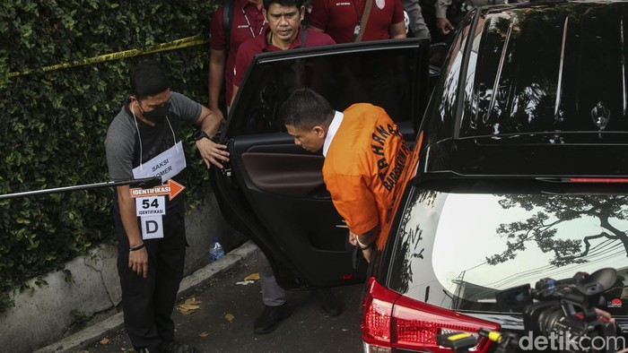 Mabes Polri telah selesai merekonstruksi kasus pembunuhan Brigadir Yosua atau Brigadir J. Rekonstruksi 78 adegan selesai dalam 7,5 jam.