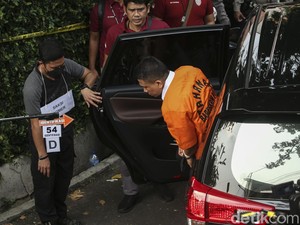 Sambo Larang Ajudan Ambil Pistolnya yang Jatuh di Depan Rumah Dinas
