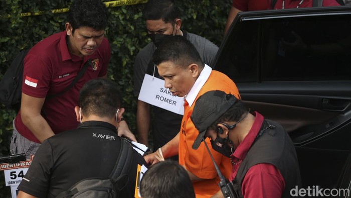 Mabes Polri telah selesai merekonstruksi kasus pembunuhan Brigadir Yosua atau Brigadir J. Rekonstruksi 78 adegan selesai dalam 7,5 jam.