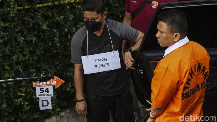 Mabes Polri telah selesai merekonstruksi kasus pembunuhan Brigadir Yosua atau Brigadir J. Rekonstruksi 78 adegan selesai dalam 7,5 jam.