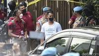Detik-detik kematian Brigadir Yoshua Hutabarat atau Brigadir J diperagakan dalam rekonstruksi di kawasan Duren Tiga, Jakarta Selatan. Dalam rekonstruksi itu Brigadir J tewas ditembak dari jarak dekat.