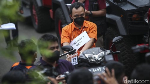 Mabes Polri telah selesai merekonstruksi kasus pembunuhan Brigadir Yosua atau Brigadir J. Rekonstruksi 78 adegan selesai dalam 7,5 jam.
