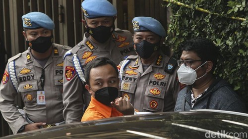 Mabes Polri telah selesai merekonstruksi kasus pembunuhan Brigadir Yosua atau Brigadir J. Rekonstruksi 78 adegan selesai dalam 7,5 jam.