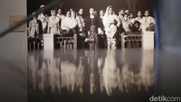 Perjalanan gaya kebaya terekam dengan apik dalam foto-foto yang dihadirkan dalam pameran foto ‘KEBAJA SAJA’.
