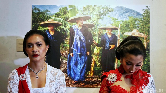 Menelisik Kisah Panjang Kebaya Dalam Pameran Foto Sebuah pameran fotografi bertajuk 'Kebaja Saja' digelar di kawasan Galeri Foto Jurnalistik Antara, Pasar Baru, Jakarta Pusat, Selasa (30/8). Yuk, intip foto-fotonya.