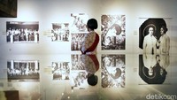 Sebanyak 77 karya fotografi dari pewarta foto Antara Foto dan arsip menampilkan karya tentang kebaya di Indonesia.