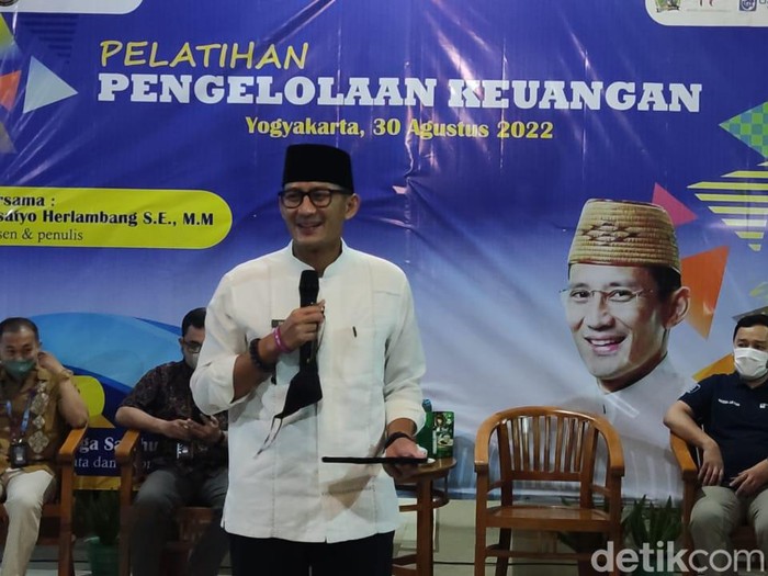 Menparekraf Sandiaga Uno saat memberikan pelatihan pengelolaan keuangan di Prambanan, Sleman, Selasa (30/8/2022).