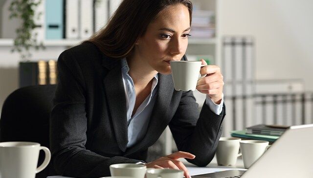 Minum kopi panas terlalu sering bisa mengganggu kesehatan mata