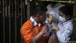 Momen Putri Candrawathi Pakaikan Masker Ferdy Sambo