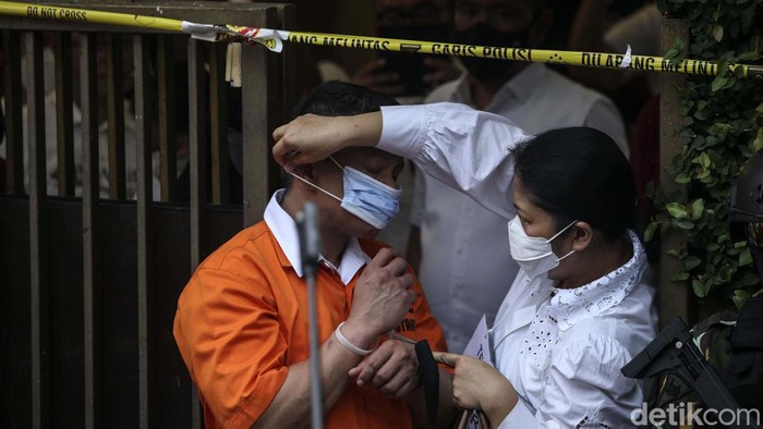 Momen Putri Candrawathi Pakaikan Masker Ferdy Sambo Putri Candrawathi sempat memakaikan masker untuk suaminya Ferdy Sambo saat keluar rumah usai rekonstruksi pembunuhan Brigadir J. Begini momennya.