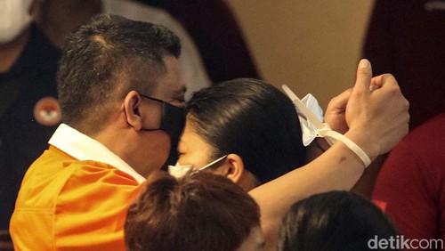 Putri Candrawathi sempat memakaikan masker untuk suaminya Ferdy Sambo saat keluar rumah usai rekonstruksi pembunuhan Brigadir J. Begini momennya.