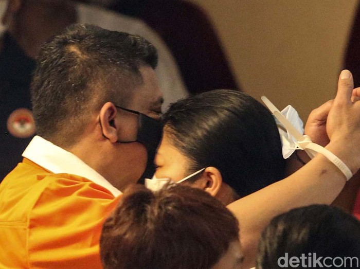 Putri Candrawathi sempat memakaikan masker untuk suaminya Ferdy Sambo saat keluar rumah usai rekonstruksi pembunuhan Brigadir J. Begini momennya.