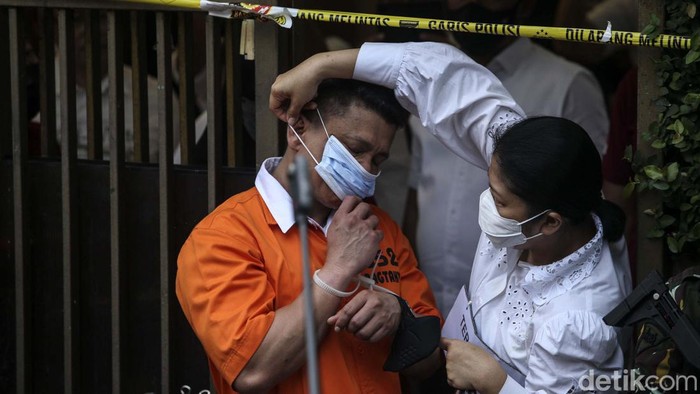 Putri Candrawathi sempat memakaikan masker untuk suaminya Ferdy Sambo saat keluar rumah usai rekonstruksi pembunuhan Brigadir J. Begini momennya.