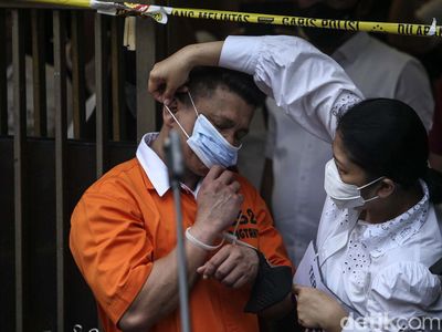 Momen Putri Candrawathi Pakaikan Masker Ferdy Sambo