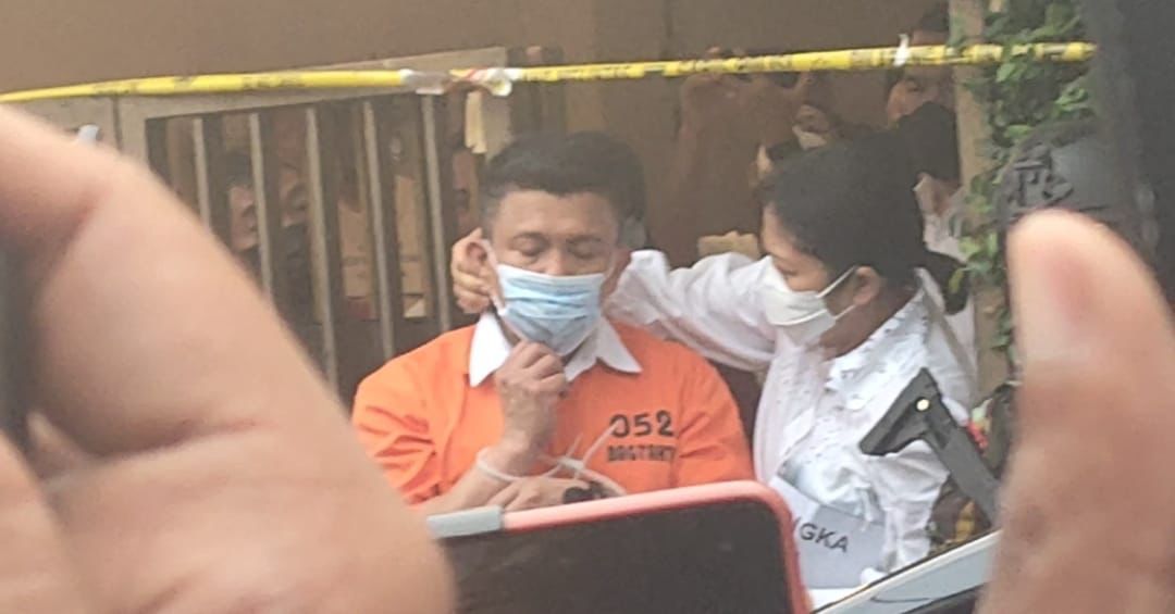 Momen Putri Candrawathi pasangkan masker ke Ferdy Sambo (detikcom)