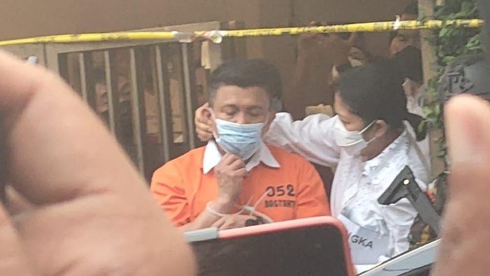 Momen Putri Candrawathi pasangkan masker ke Ferdy Sambo (detikcom)