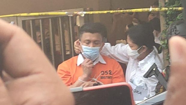 Momen Putri Candrawathi pasangkan masker ke Ferdy Sambo (detikcom)