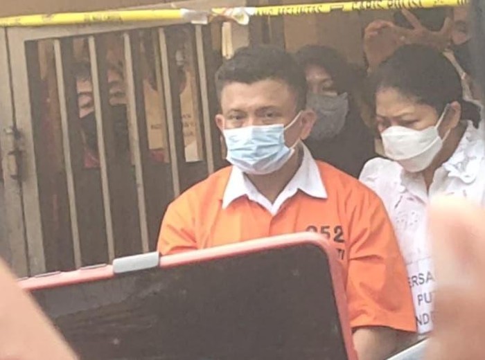 Momen Putri Candrawathi pasangkan masker ke Ferdy Sambo (detikcom)