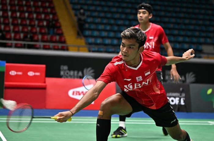 Indonesias Muhammad Shohibul Fikri (front) and Bagas Maulana (rear) play against Indonesias Fajar Alfian and Muhammad Rian Ardianto during their mens doubles semi-final match at the Korea Open Badminton Championships in Suncheon on April 9, 2022. (Photo by Jung Yeon-je / AFP) (Photo by JUNG YEON-JE/AFP via Getty Images)