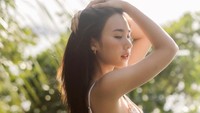 Potret sempurna Narilya Gulmongkolpech yang tampil seksi dengan pakaian terbuka. (Foto: dok. Instagram @yadarilya) 