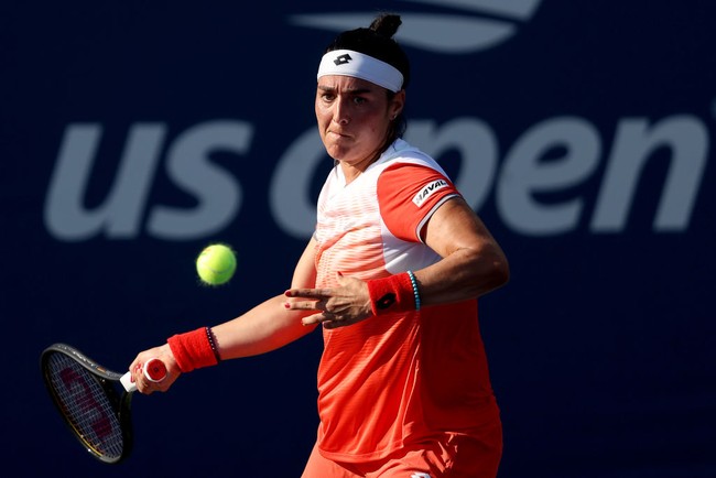 Wanita 28 tahun itu menembus final AS terbuka 2022. Dia menjadi atlet tenis perempuan muslim pertama dari Afrika-Arab yang berhasil di partai puncak turnamen grand slam keempat. Foto: Getty Images/Matthew Stockman