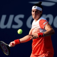 Wanita 28 tahun itu menembus final AS terbuka 2022. Dia menjadi atlet tenis perempuan muslim pertama dari Afrika-Arab yang berhasil di partai puncak turnamen grand slam keempat. Foto: Getty Images/Matthew Stockman