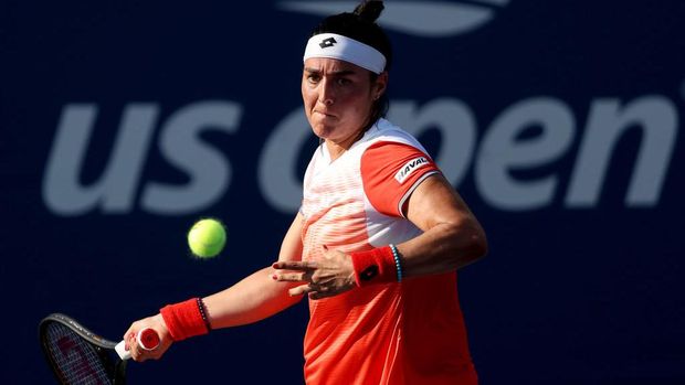 NEW YORK, NEW YORK - AUGUST 29: Ons Jabeur of Tunisia plays a forehand against Madison Brengle of the United States during the Women's Singles First Round on Day One of the 2022 US Open at USTA Billie Jean King National Tennis Center on August 29, 2022 in the Flushing neighborhood of the Queens borough of New York City. (Photo by Matthew Stockman/Getty Images)