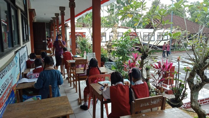 Para siswa kelas II SDN 1 Gadung Sari untuk sementara belajar di emper gedung lainnya, Selasa (30/8/2022).