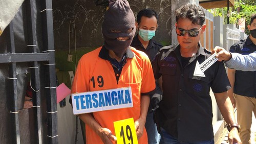 Pelaku pembunuhan guru TK di Mataram peragakan 27 adegan di rumah korban, BTN Citra Persada Medas Blok S Nomor 5, Kecamatan Gunungsari, Kabupaten Lombok Barat, NTB, Selasa (30/8/2022).